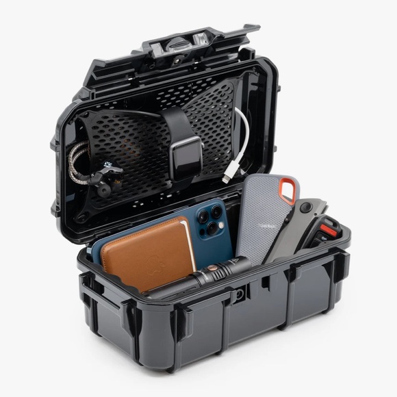 Seahorse SE57 Micro Hard Protective Case in black with rubber boot interior - Picture 1 of 15